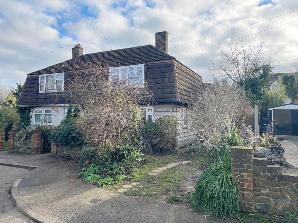 Lot: 15 - SEMI-DETACHED HOUSE FOR IMPROVEMENT AND REFURBISHMENT - front of property